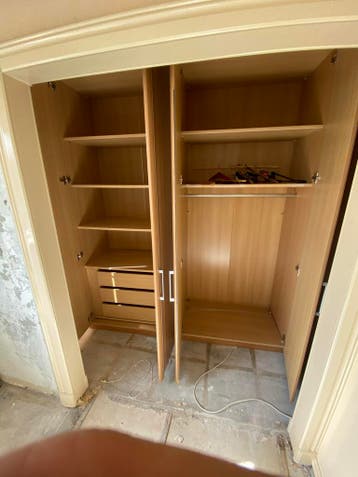 Ruime kledingkast met spiegeldeuren en lades GRATİS!!