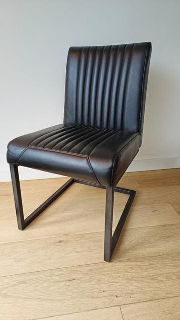 GRATIS - 6 zwarte kunstlederen stoelen