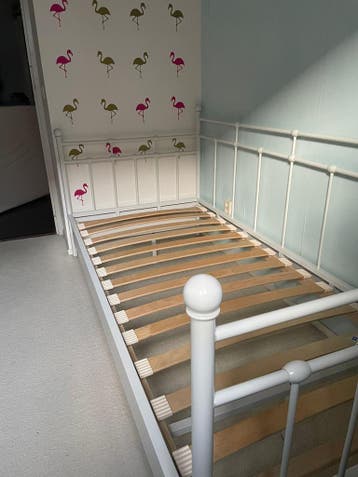 Wit eenpersoonsbed 200x90 cm met lattenbodem