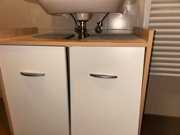 Gratis: Badkamerkast, Lack tafeltje, Zwarte tuinstoel