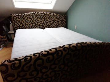 Zwart goudkleurig bed