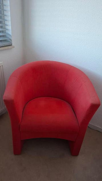 Gratis: Rode kuipstoel, poef en lime zitzak