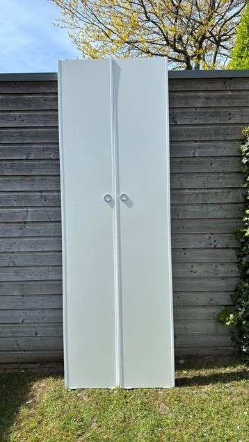 Gratis: Kast met 2 Schuifdeuren en losse meubelpanelen