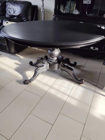 Zwarte ronde eettafel met sierlijke poot
