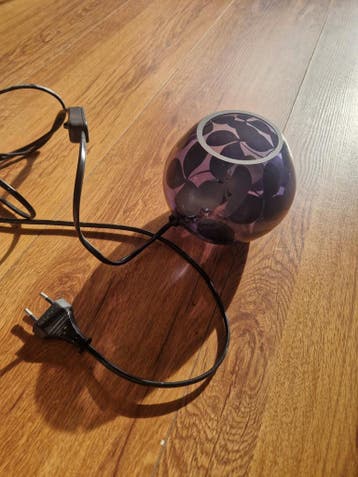 Zwart/paarse glazen sfeerlamp met bladmotief van Ikea