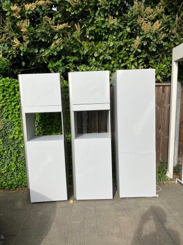 Witte keukenkasten met lades en koelkastombouw + koelkast