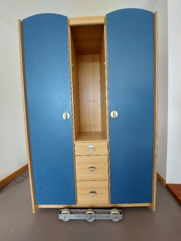 (kleding)Kast met bijbehorend open vakkenkast