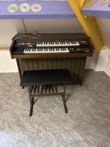 Solina A201 Orgel met Rithmix 110 en bankje