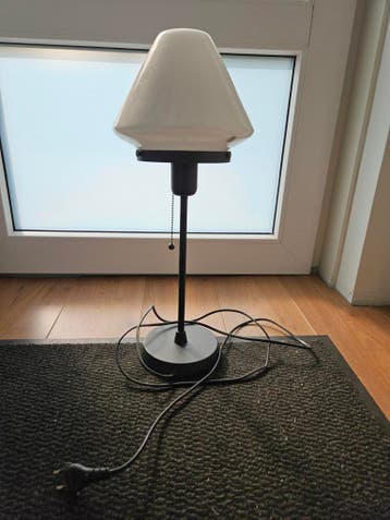 Moderne tafellamp met glazen kap