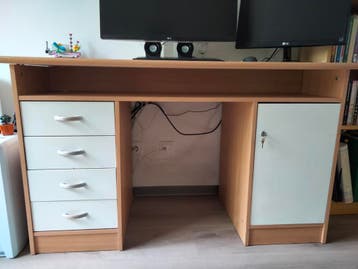 Gratis bureau, heeft wel beschadigingen!
