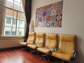 4 Relax fauteuils in goede staat voor een kratje bier