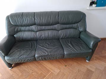 Comfortabele donkergroene leren banken (2- en 3-zits)