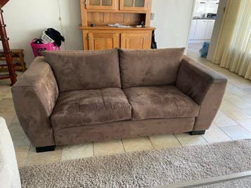 Comfortabele bruine tweezitsbank