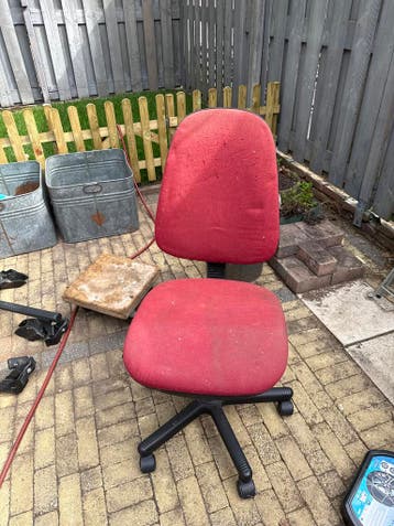 Gebruikte rode bureaustoel gratis