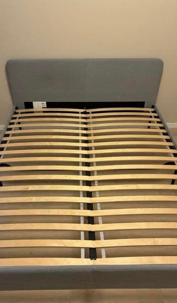 SLATTUM Gestoffeerd bed grijs , 140x200