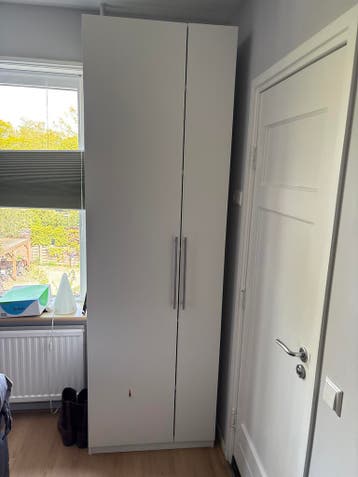 Witte kledingkast met twee deuren