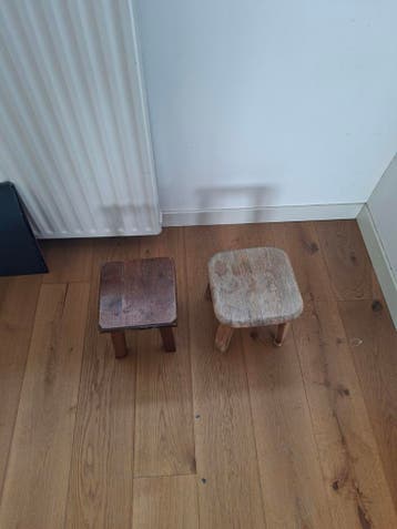 Twee kleine houten bijzettafeltjes, gratis af te halen