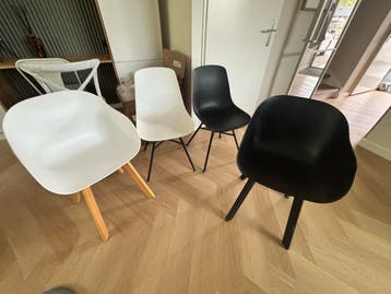 Gratis! Vier verschillende eetkamerstoelen (wit & zwart)