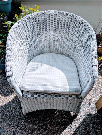 Witte rotan stoel met kussen - Koninklijke balkonopruiming