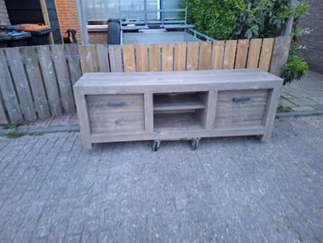 Gratis af te halen: Stevig TV-meubel met opbergruimte
