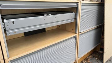 GRATIS zgn Hangmappenkast met 
roldeuren