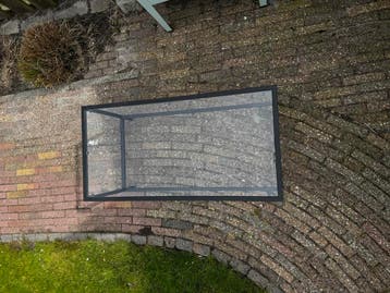 Gratis Moderne salontafel met glazen blad en metalen frame