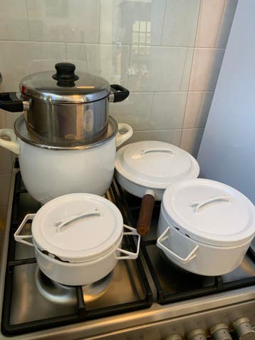 Gratis af te halen: pannen met deksels