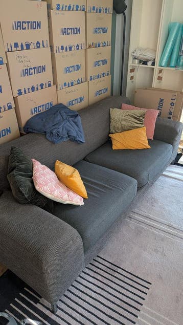 Ophalen op 30 april: Comfortabele grijze 2-zits bank