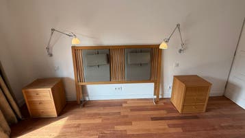 Houten hoofdbord met nachtkastjes