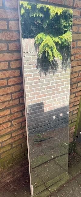 Gratis spiegel onderkant beetje kapot 160x45