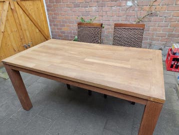 Stevige tafel, geschikt voor 6 personen