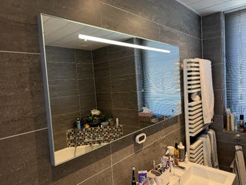 Stijlvolle badkamerspiegel met geïntegreerde LED-verlichting
