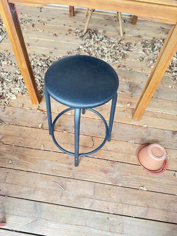 Gratis Zwarte kruk - Stevig en compact