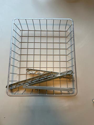 GRATIS - IKEA manden voor in kast - 2 stuks met rails