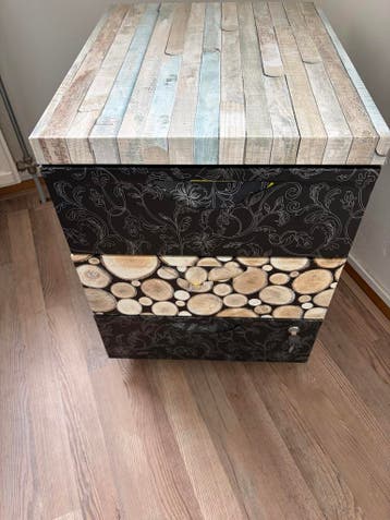 Unieke metalen ladekast met hout- en bloemmotief