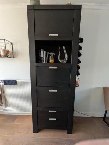 Gratis Zwarte houten kast met vakken en lades