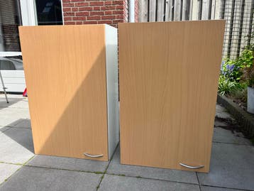 Twee keukenkasten met planken - 95x60x34 cm