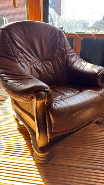 Gratis 2 stoelen van hout en leer