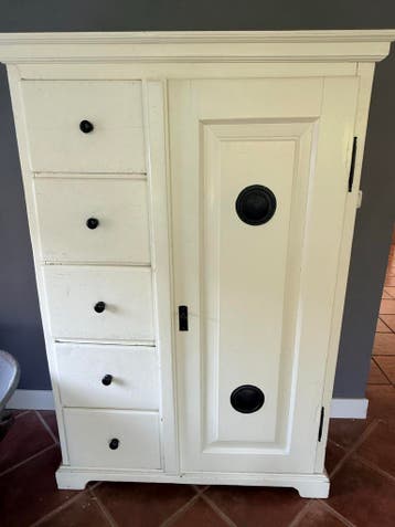 Off-white kast met 5 lades en 3 schappen