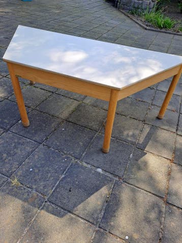 Driehoekige houten tafel met wit blad