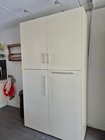 Wit hoge keuken kast