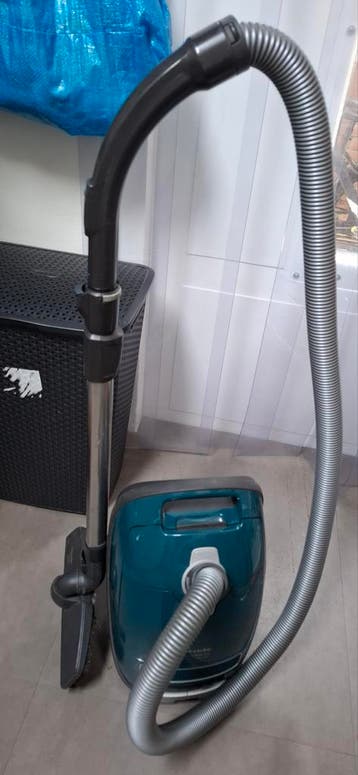 GERESERVEERD Gratis, niet werkende miele stofzuiger