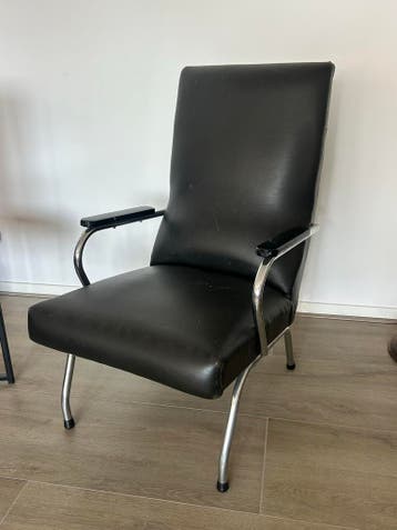Zwarte leren stoel met chromen frame