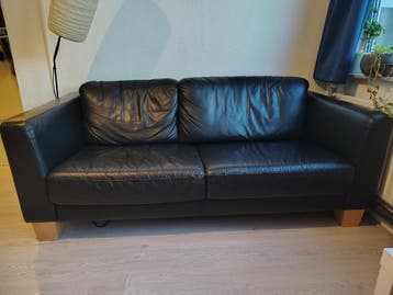 Zwart leren bank met camel velvet bankhoes