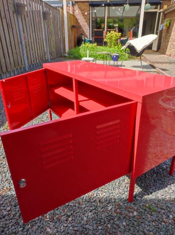 GRATIS: Rode metalen Ikea kast