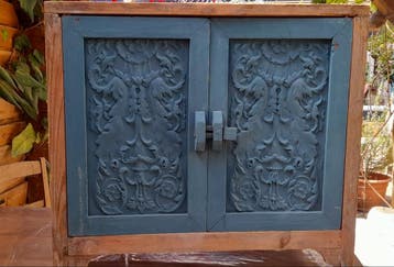 Uniek handgesneden houten kastje met blauwe deuren