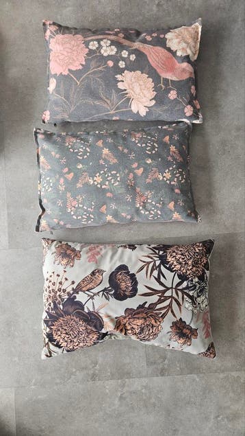 (GERESERVEERD)  3 decoratieve kussens met vogel- en bloemen