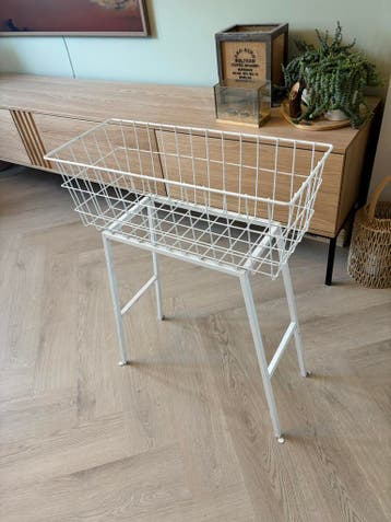 Metalen rekje voor planten of kinderboeken