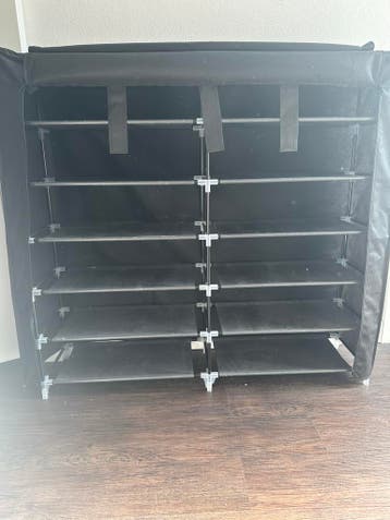 Gratis; Zwarte stoffen schoenenkast met 6 planken