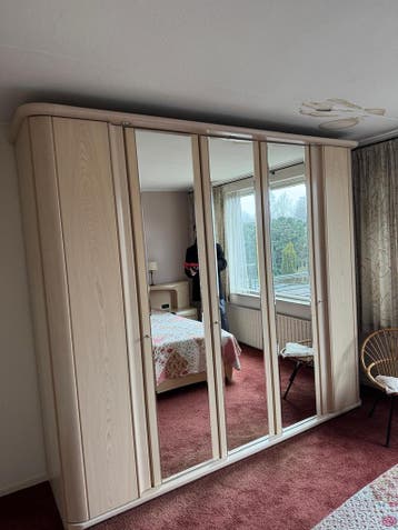 Grote kledingkast met spiegeldeuren gratis ophalen op 1 mei